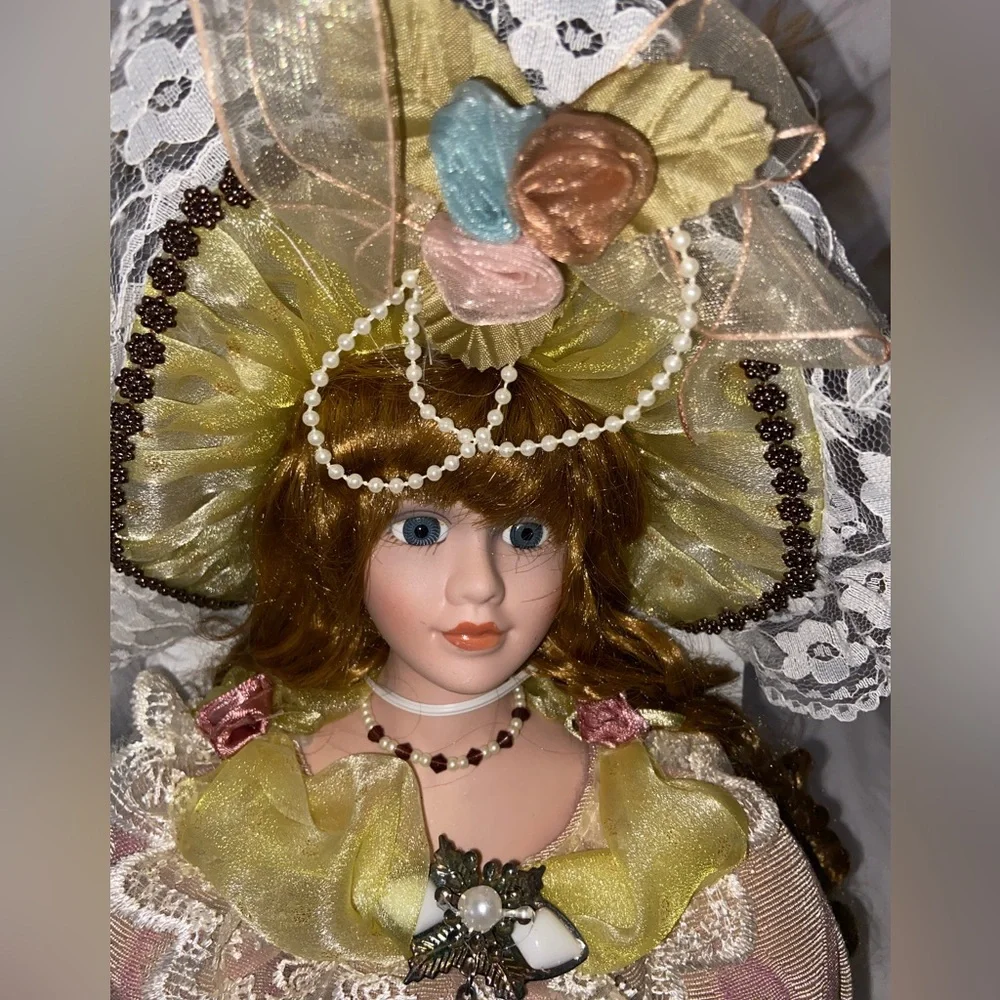NWOT Fancy Porcelain Doll“All Dressed To The Nines”Very Well Outfitted-CityGirl🎄
